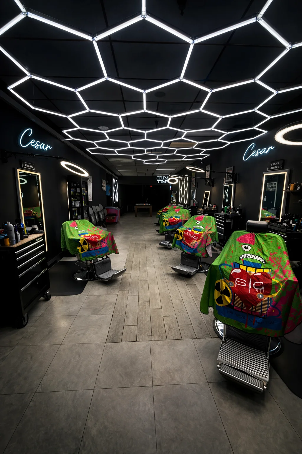 Interior de Trim Time Barber con techo de LEDs hexagonales, Ellenton FL